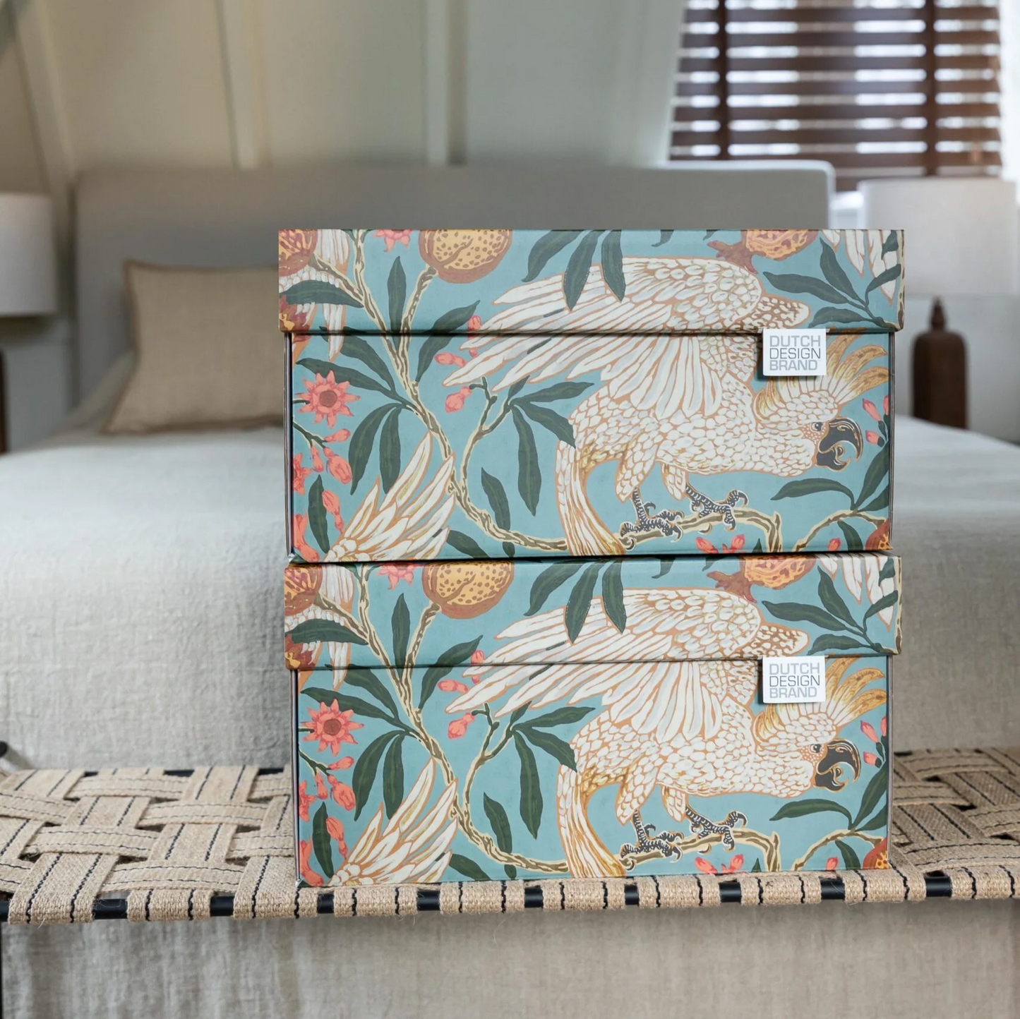 Stor förvaringslåda i kartong med vackert motiv av kakadua och granatäpple, från engelska konstnären Walter Crane. Inspirationsbil d i ett sovrum.