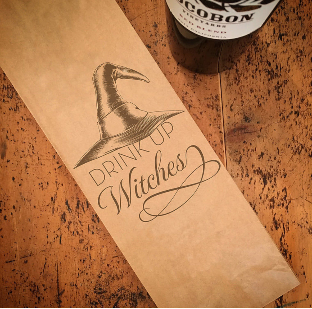 Vinpåse i papper med texten "drink up witches" halloween