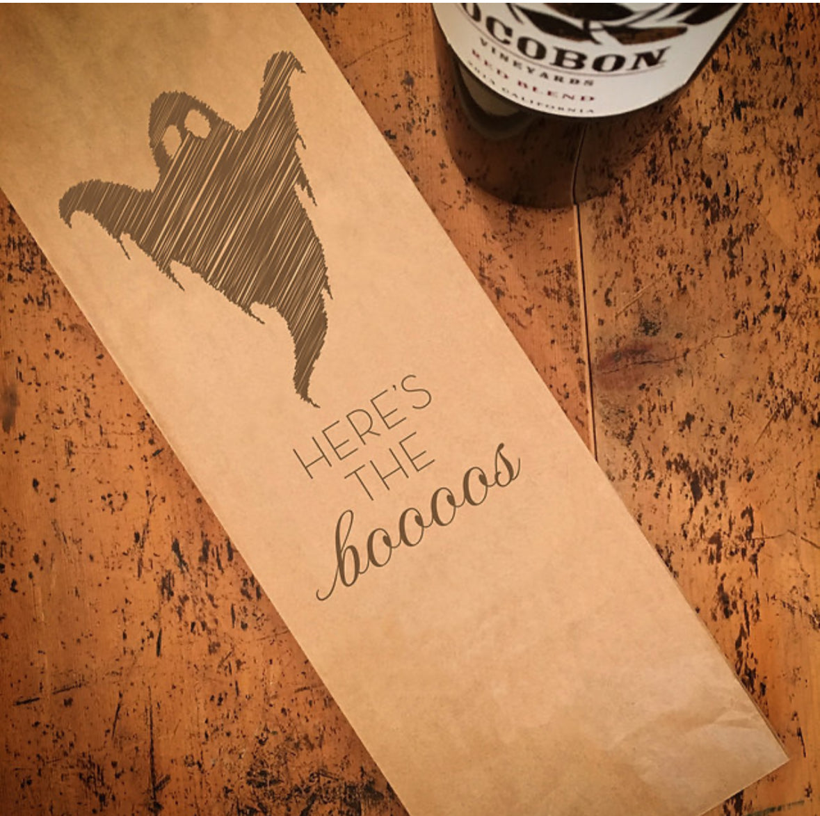 Halloween vinpåse i papper med texten "Here's the boos"