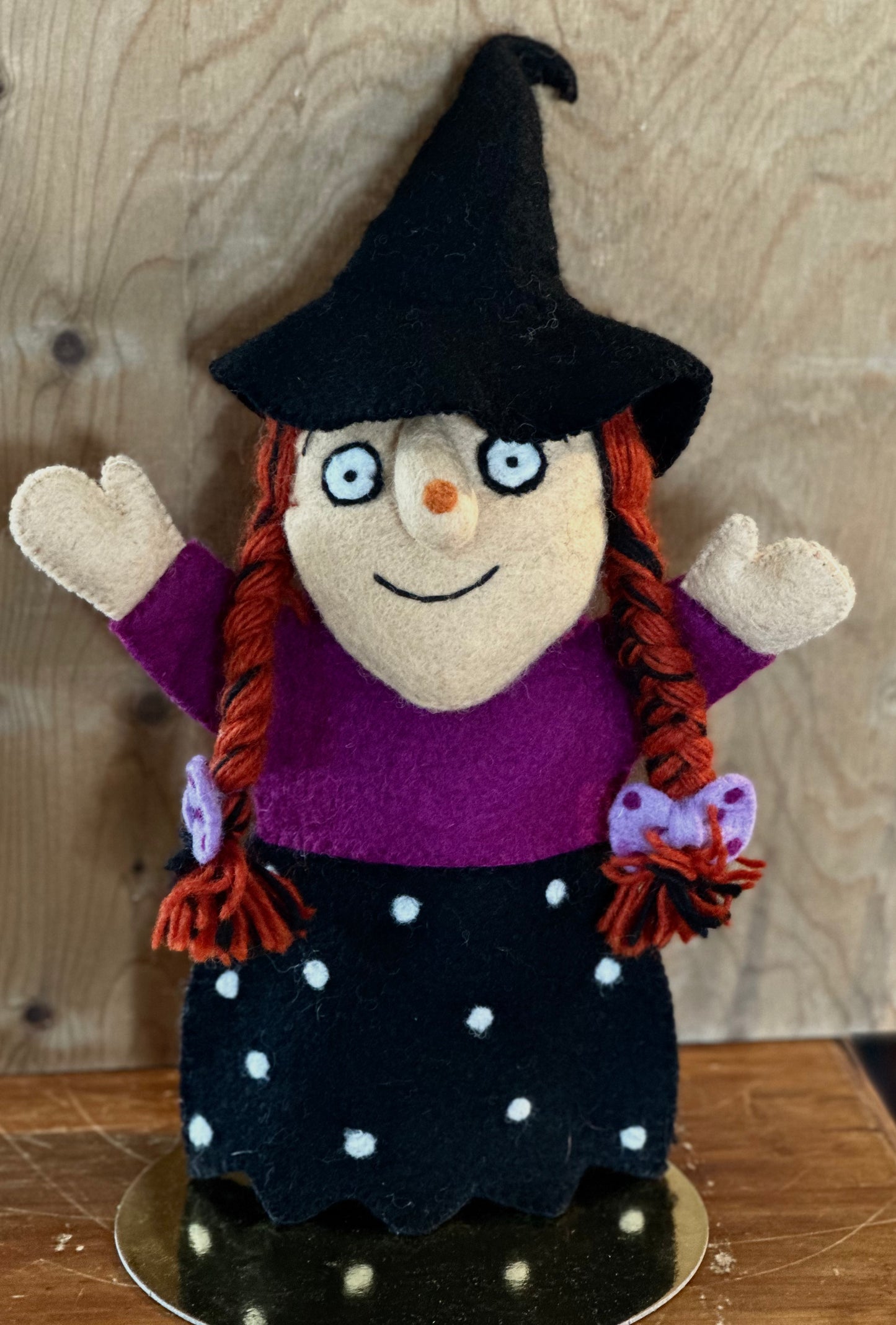 Handdockor häxa. Lila och svart. Handgjord.