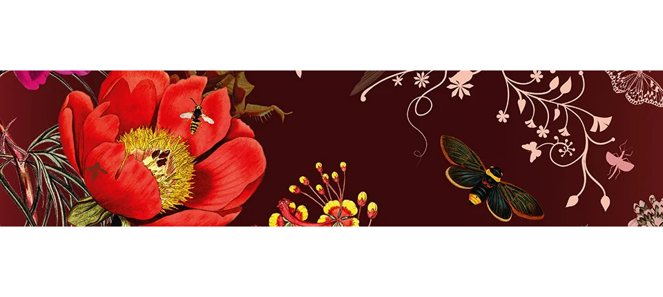 Närbild, detalj, från förvaringslådan Triptic. Vackert tryck av konstnären Tord Boontje. Triptic. Fantasi och natur. Mörk botten med massor av färger på blommor och djur.