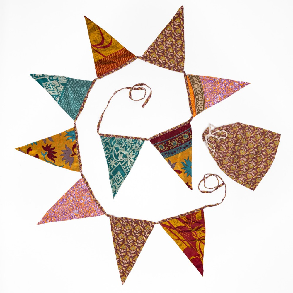 Handgjord girlang av återvunna saris från Nepal