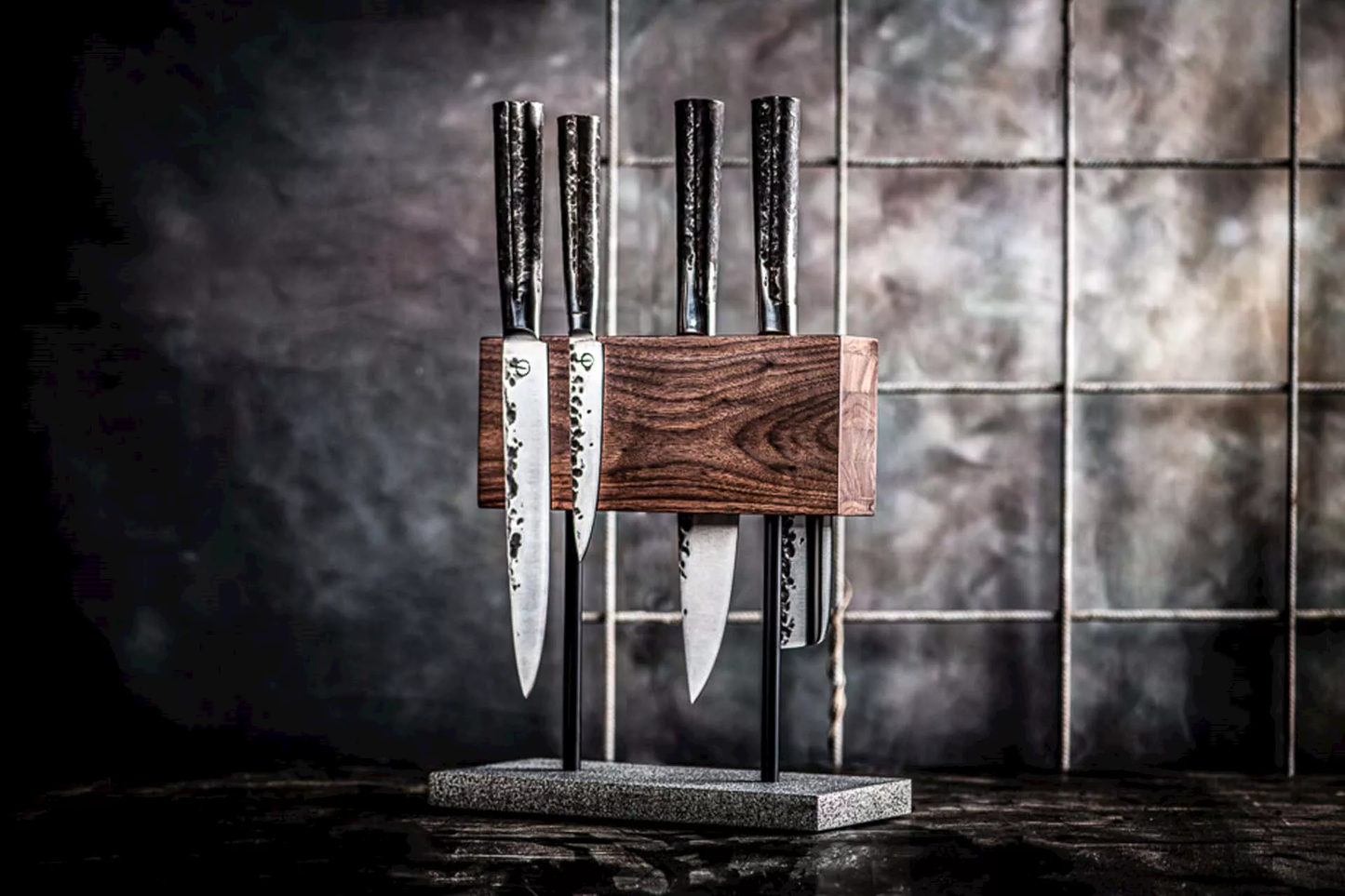 Knivställ med knivar på. Inspirationsbild. Valnöt och sten