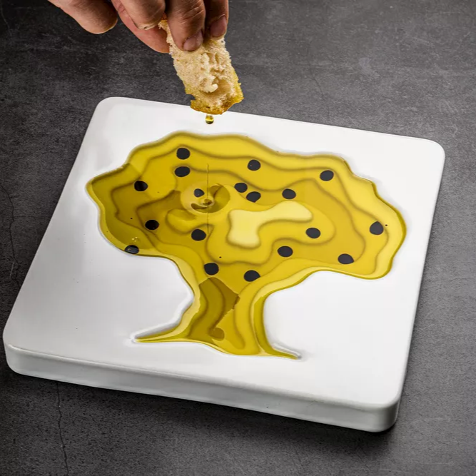 vackert keramiskt fat i form av ett träd för olivolja.