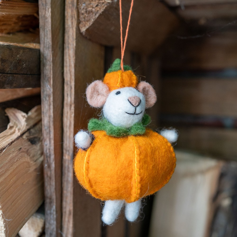 Handgjord filtad mus med pumpaklänning. Höst halloween. Hängande.