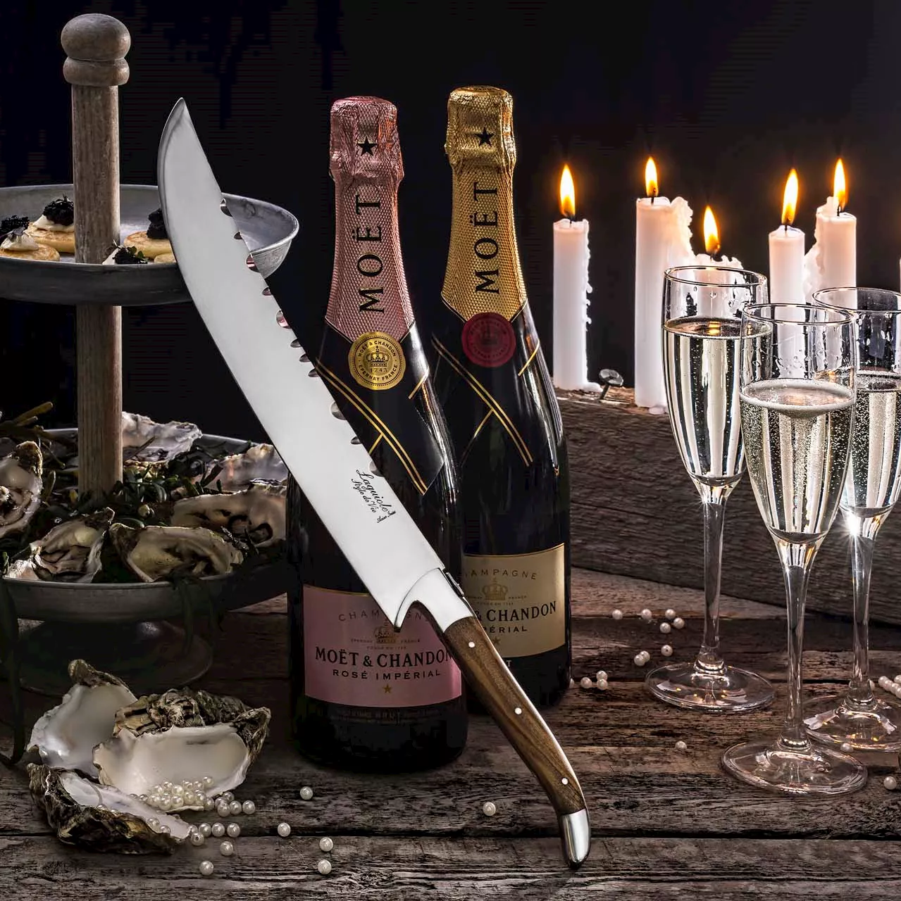 Champagnesabel olivträ. Laguiole. Champagneflaskor och ostron.