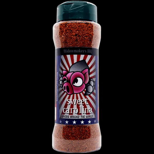 Burk med sweet carolina kryddor. Tecknat grisansikte på röd och vit randing bakgrund.