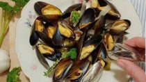 Musselbestick i tenn. Set med två. Inspirationsbild med musslor.
