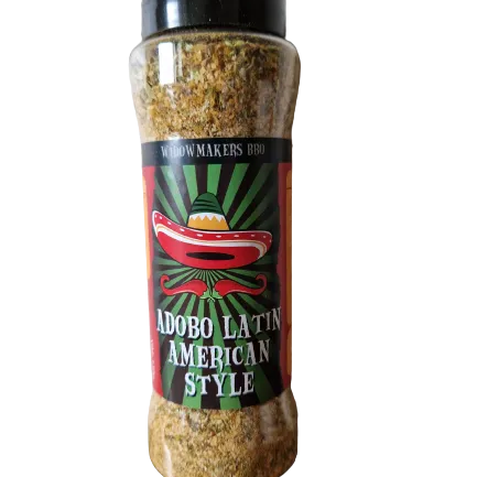 Burk med Adobo latin american style kryddor. Tecknad bild av en sombrero. Grön och röd.