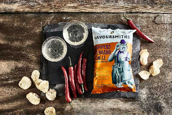 guldig chipspåse med katt och champagneglas. bubbly serrano chilli