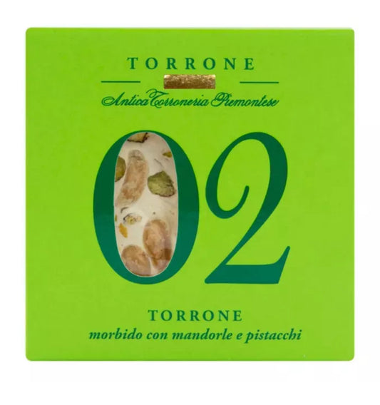 Nougat 02, Torrone morbido con mandorle e pistacchi.