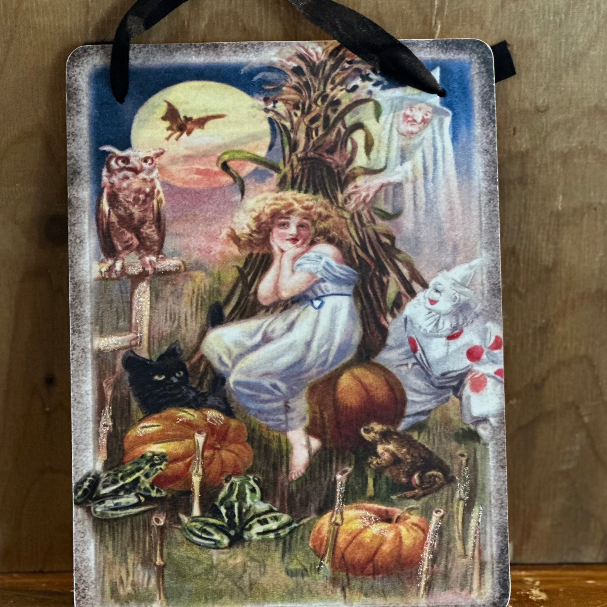 Retro träskylt  med halloweentema. pumpa, måne, clown, spöke, uggla, majs, grodor, kvinna.