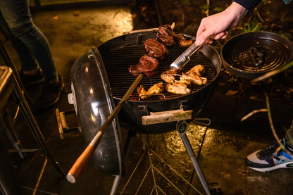 Inspirationsbild med grill och grillspett med stora bitar kött