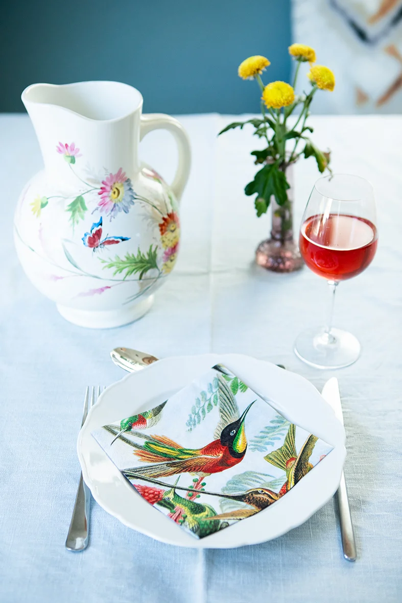 Dukat bord med Servetter med art of nature motiv. fåglar och blad.
