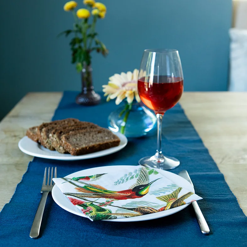 Dukat bord med Servetter med art of nature motiv. fåglar och blad.
