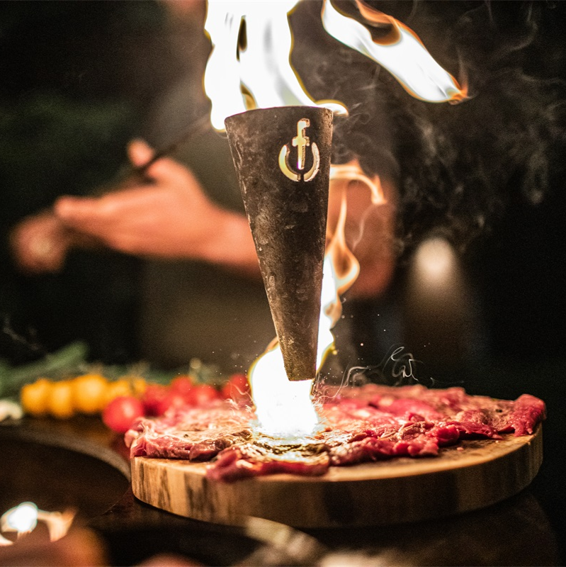 Flambadou med eld över kött