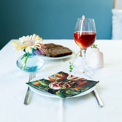 Vackra servetter inspirerade av gamla holländska konstnärer. Mörk botten med blommor.