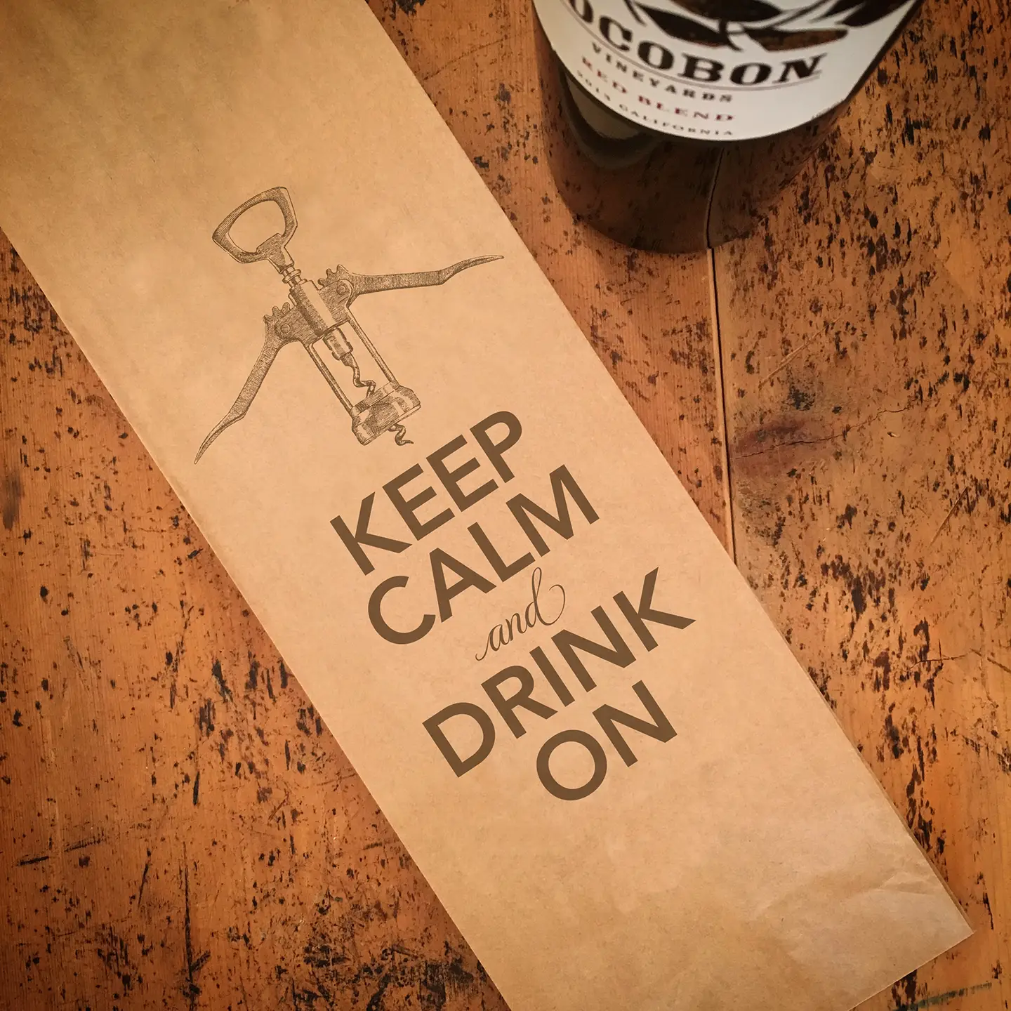 presentpåse till vin, i papper.Text "Keep calm and drink on"