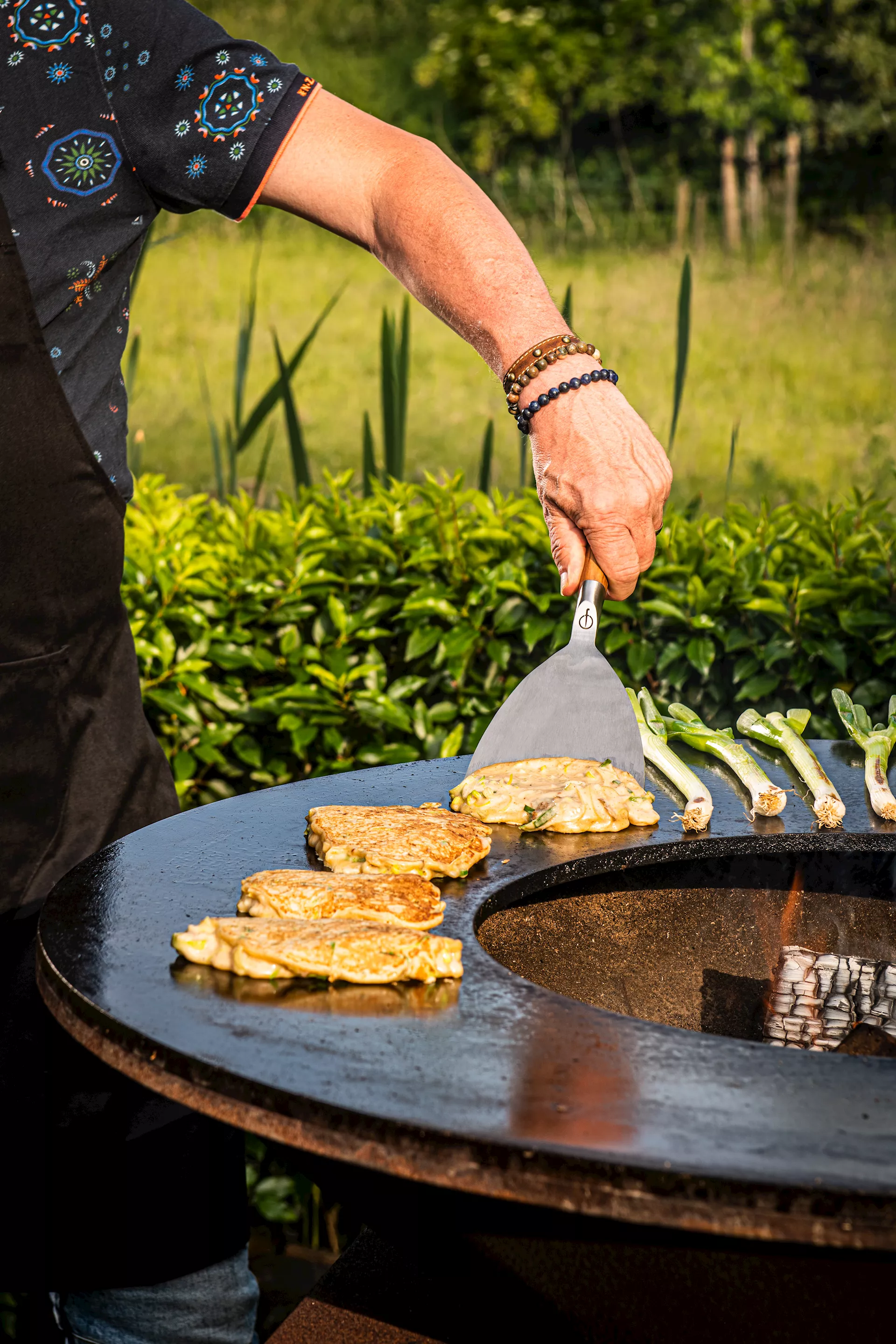 Inspirationsbild med spatula, plancha, på grill utomhus.