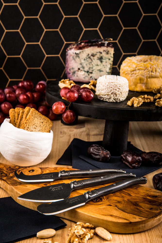 Tre svarta ostknivar . Black stonewash Laguiole Style de Vie  Inspirationsbild med ostar