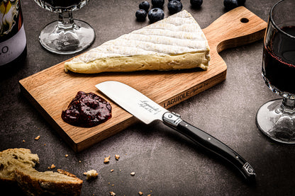 Skärbräda till ost med en liten santuko kniv, svart. Inspirationsbild med brieost
