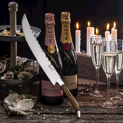Champagnesabel olivträ. Laguiole. Champagneflaskor och ostron.