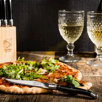 Kniv Laguiole Black på pizza