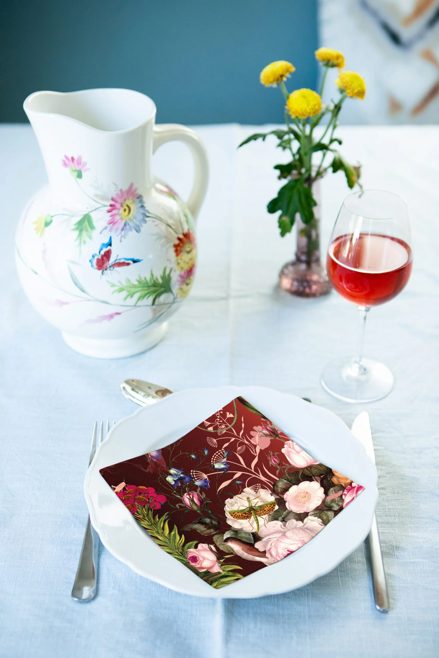 Inspirationsbild av dukat bord. servetter med lekfullt mönster av flora och fauna. fantasi