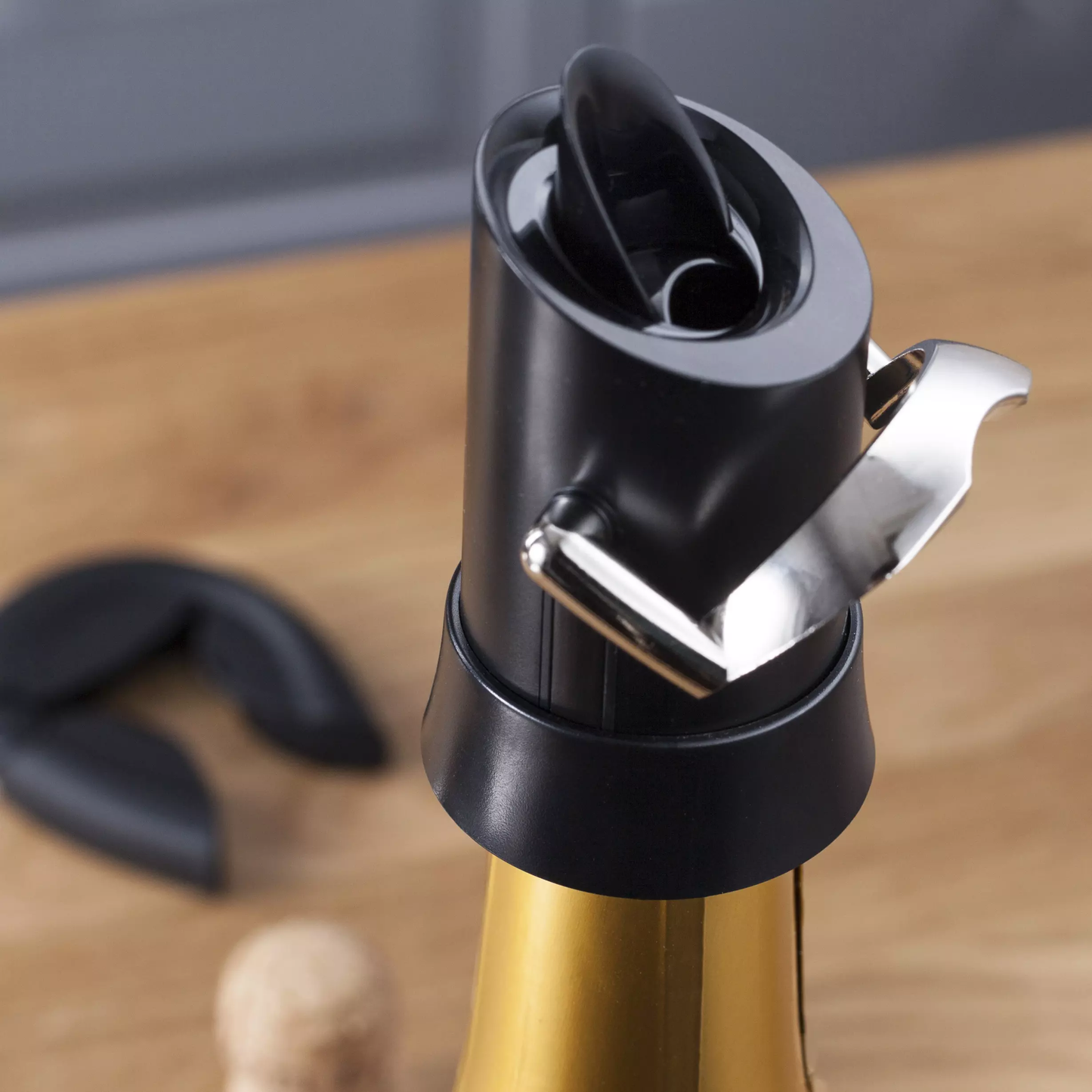 Champagne Saver & Server. Vacuvin